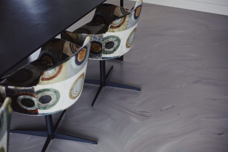 Superbase gietvloer EPI Fauzi met eetstoelen